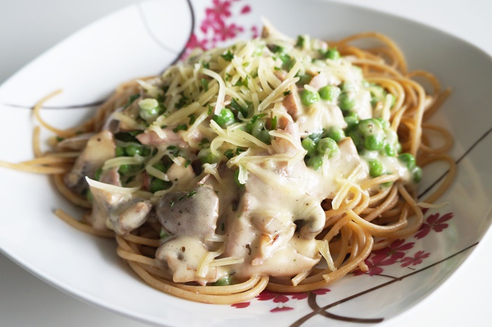 Whole Wheat Spaghetti with Ham, Peas, Mushrooms and Cream Sauce